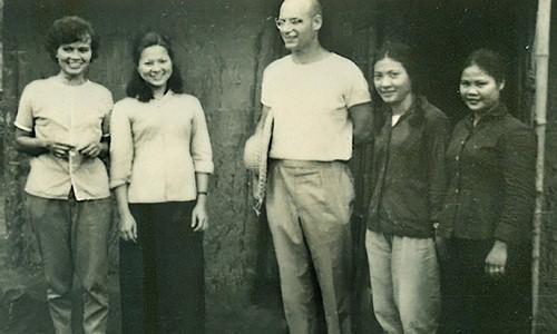 Giáo sư Grothendieck trong chuyến sang Việt Nam, cùng với các học trò của mình trong rừng. GS. Hoàng Xuân Sính áo trắng